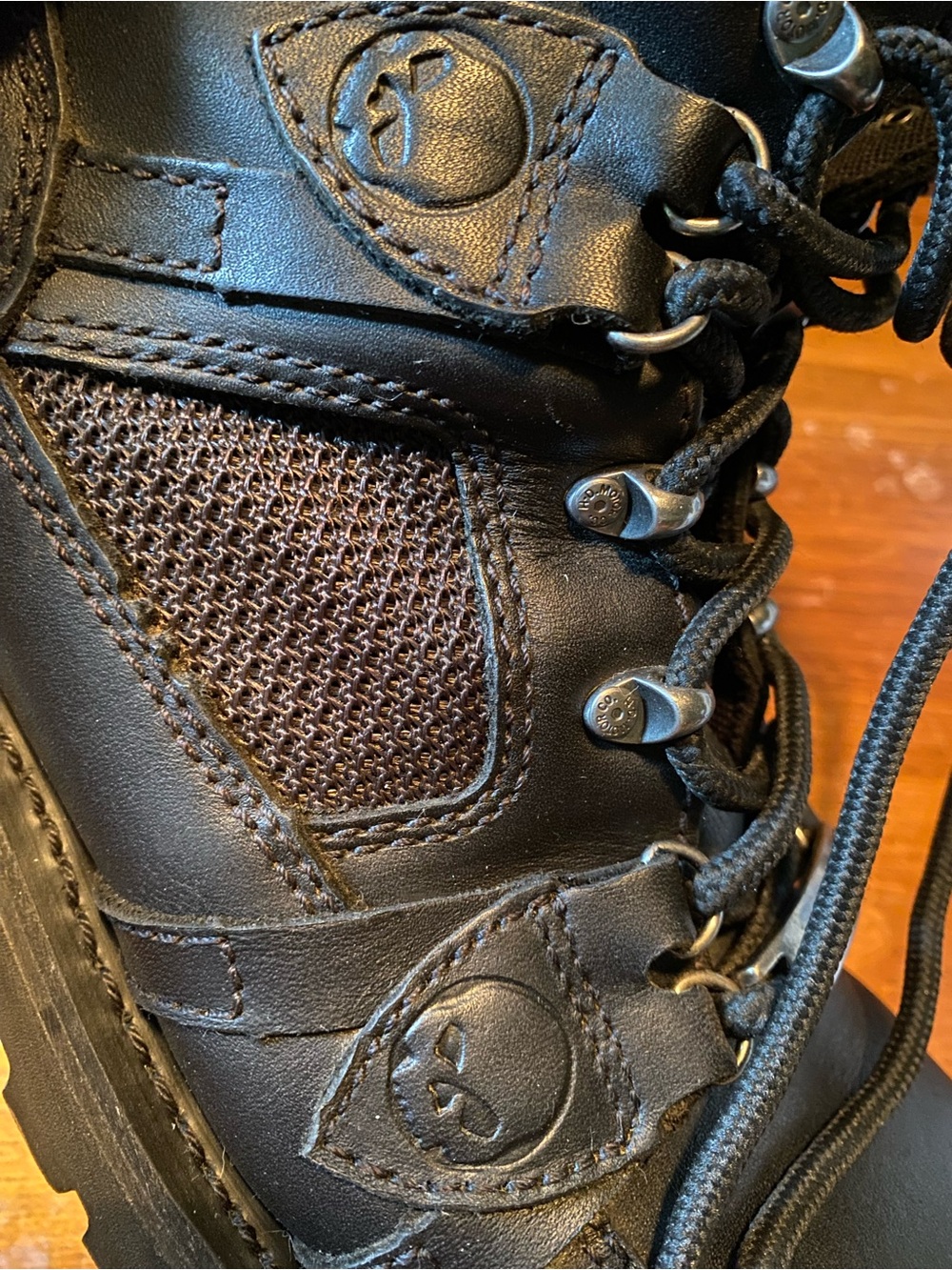 Harley-Davidson 8 1/2 Leather Motorcycle Boots with Metal Toe Caps and skulls